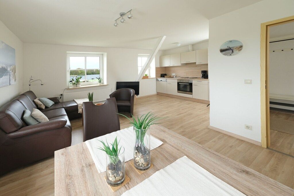 Ein stilvoller Wohnraum mit Sofa, Couchtisch und Zierpflanzen.