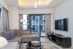 Ein stilvolles Wohnzimmer mit einer Couch, einem Couchtisch und einem Flachbildfernseher.