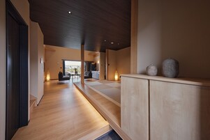 Un interior moderno con suelo de madera, un mostrador de recepción y vistas al exterior.