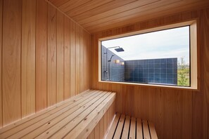 Sala de sauna com paredes de madeira e um banco.