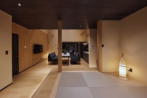 Un interior moderno con piso de madera, zona de comedor y cocina.