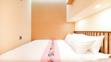 Ein Hotelzimmer mit einem Bett, einem Holz-Kopfteil und einer Wandleuchte.