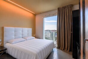 Room - A modern, bright 40-square-meter apartment suitable for three people, located on the fifth floor of a seaside residential complex (elevator available, though, not suitable for people with disabilities; there is a flight of stairs at the entrance and addi (Viserbella)