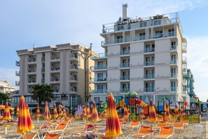 A beachfront hotel with multiple balconies and a beach area with sun loungers and umbrellas. - A modern, bright 40-square-meter apartment suitable for three people, located on the fifth floor of a seaside residential complex (elevator available, though, not suitable for people with disabilities; there is a flight of stairs at the entrance and addi (Viserbella)