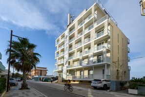 A multi-story residential building with balconies, a pedestrian walkway, and a palm tree. - A modern, bright 40-square-meter apartment suitable for three people, located on the fifth floor of a seaside residential complex (elevator available, though, not suitable for people with disabilities; there is a flight of stairs at the entrance and addi (Viserbella)