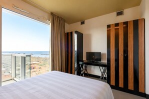 Room - A modern, bright 40-square-meter apartment suitable for three people, located on the fifth floor of a seaside residential complex (elevator available, though, not suitable for people with disabilities; there is a flight of stairs at the entrance and addi (Viserbella)