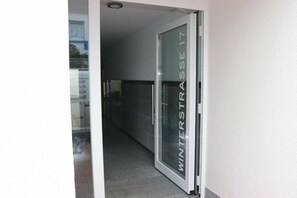 A corridor with a door labeled 'WINTERSTRASSE 17'. - Winterstraße 17 Apartment 10 (Norderney)