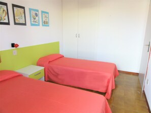 A room with two beds, a nightstand, and a wardrobe. - Peaceful village with pool (Bibione)