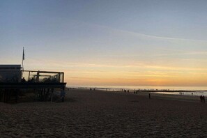 A beach with a viewing platform and a clear sky. - Holiday home in Julianadorp with Wi-Fi (Julianadorp)