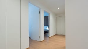 A hallway leading to a bedroom with a bed and a wardrobe. - Pattùs Hôtel (LA GRANDE BÉROCHE)