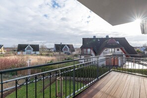 A residential area with houses and a wooden deck. - Holiday apartment with 2 bedrooms (Börgerende)