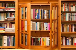 Ein Bücherregal aus Holz, gefüllt mit Büchern.