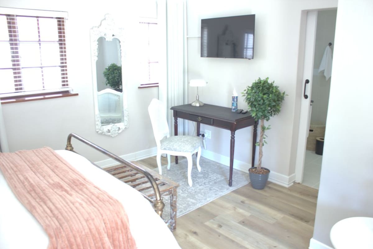Comfort Double Room | Desk, laptop workspace, blackout drapes, WiFi (free)