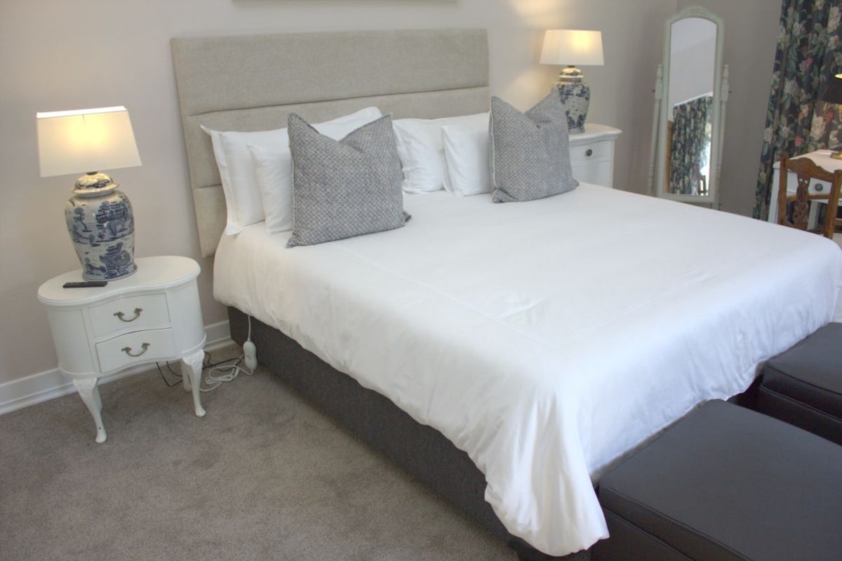 Deluxe Double Room | Desk, laptop workspace, blackout drapes, WiFi (free)