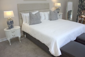 Deluxe Double Room | Desk, laptop workspace, blackout drapes, WiFi (free) - Pytchley House (Sandton)