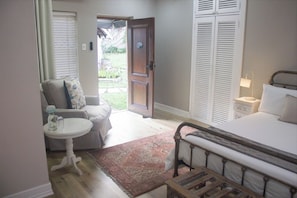 Comfort Double Room | Desk, laptop workspace, blackout drapes, WiFi (free) - Pytchley House (Sandton)