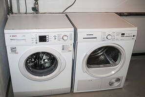 Two front-loading washing machines, one Bosch and one Siemens, placed side by side. - 8 in the Capitello Residence (Ostseebad Binz)