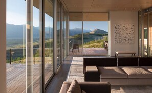 Ein modernes Interieur mit großen Fenstern und Blick auf die Berge.