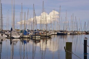 A marina with numerous sailboats docked. - Holiday apartment with 2 bedrooms (Heiligenhafen)
