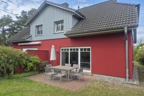 A two-story house with a red exterior and grey roof. - Holiday home with 3 bedrooms (Ostseebad Prerow)