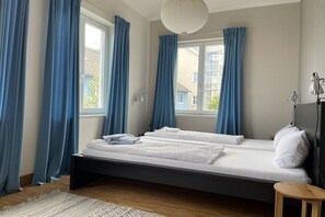 A bedroom with a bed, curtains, a window, and a lamp. - Holiday home with 3 bedrooms (Seebad Bansin)
