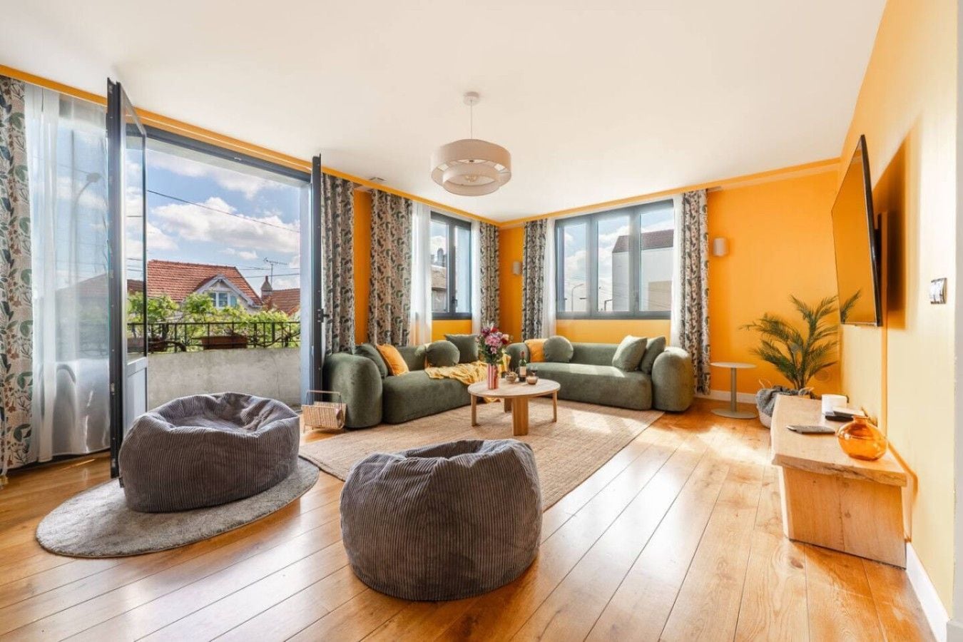 Een moderne woonkamer met een bank, salontafel en een relax fauteuil.