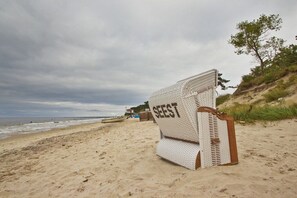 A beach with a large, white, woven structure labeled 'SEEST' on the sand. - Holiday home with 3 bedrooms (Seebad Zempin)