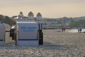 A beachside hotel named Villa Agnes Strandjuvel with a sandy beach and buildings in the background. - Beach jewel - Villa Agnes (Binz)
