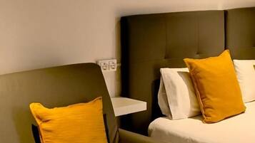 Una habitación de hotel con una cama, un sofá y una pequeña mesa.