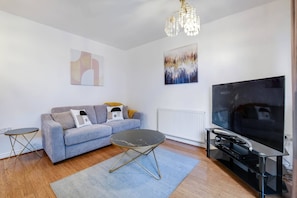 Unclassified image, 4 of 51, button - 4-Bed House with Garden in Thamesmead  (London)