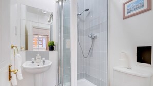 Unclassified image, 3 of 51, button - 4-Bed House with Garden in Thamesmead  (London)