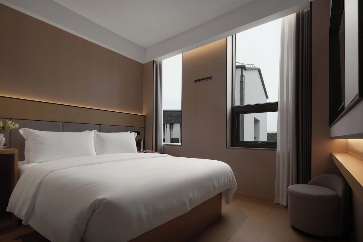 Habitación estándar doble, vistas a la ciudad | Escritorio, espacio para trabajar con un portátil, cortinas opacas