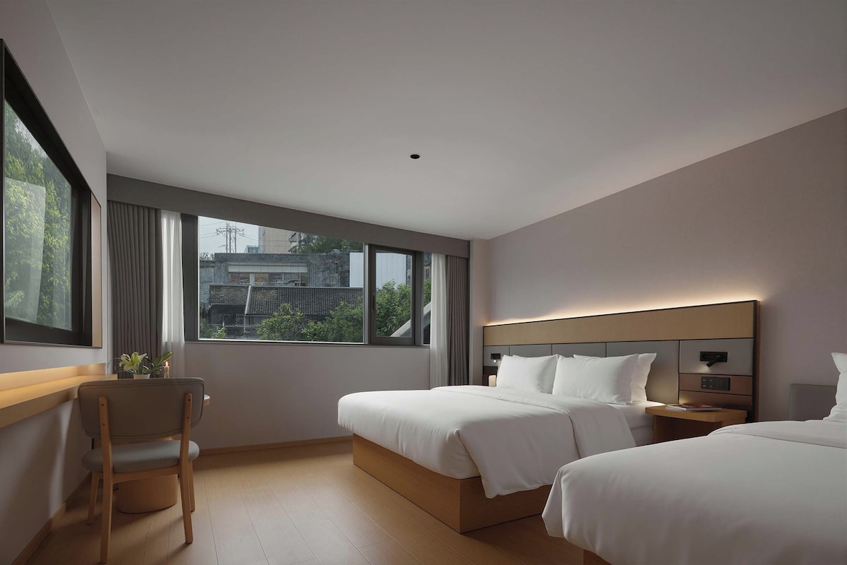 Habitación familiar con 2 camas individuales, vistas al río | Zona de estar | Televisión de 40 pulgadas con canales por cable