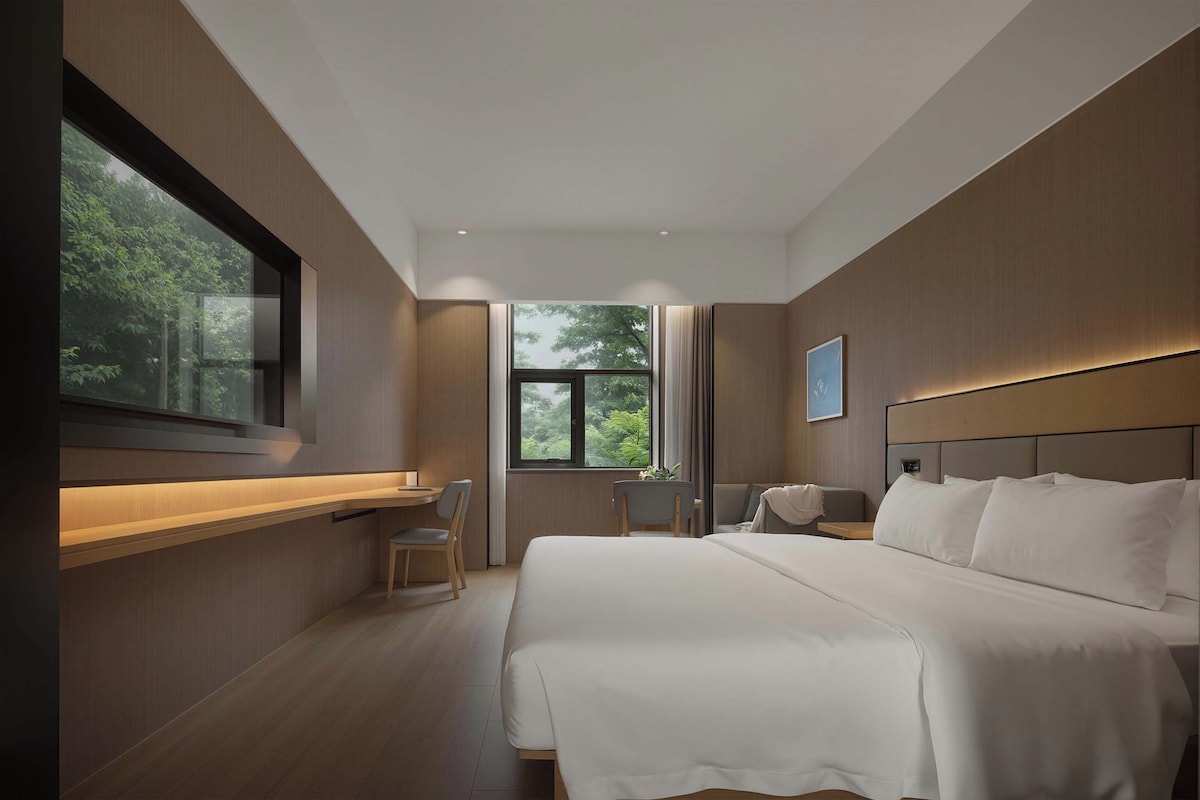 Habitación sénior doble, vistas a la ciudad | Escritorio, espacio para trabajar con un portátil, cortinas opacas