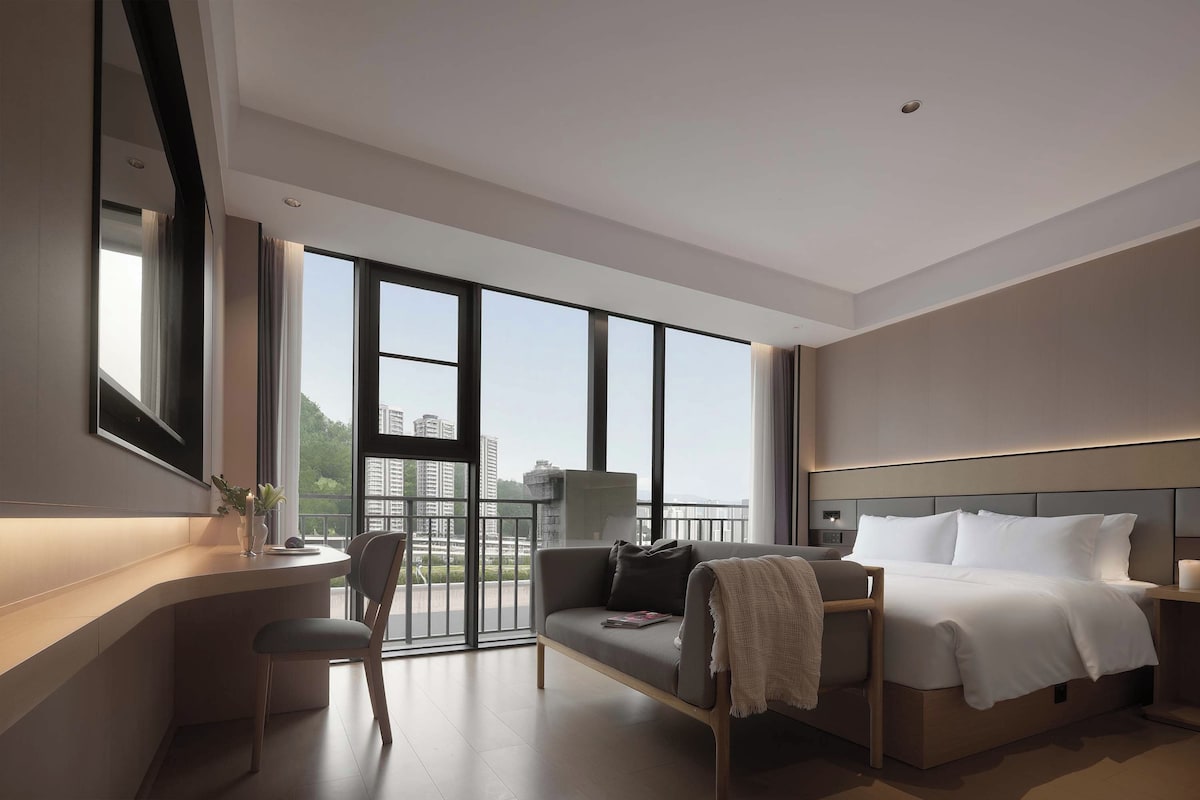 Habitación de lujo doble, vistas al río | Escritorio, espacio para trabajar con un portátil, cortinas opacas