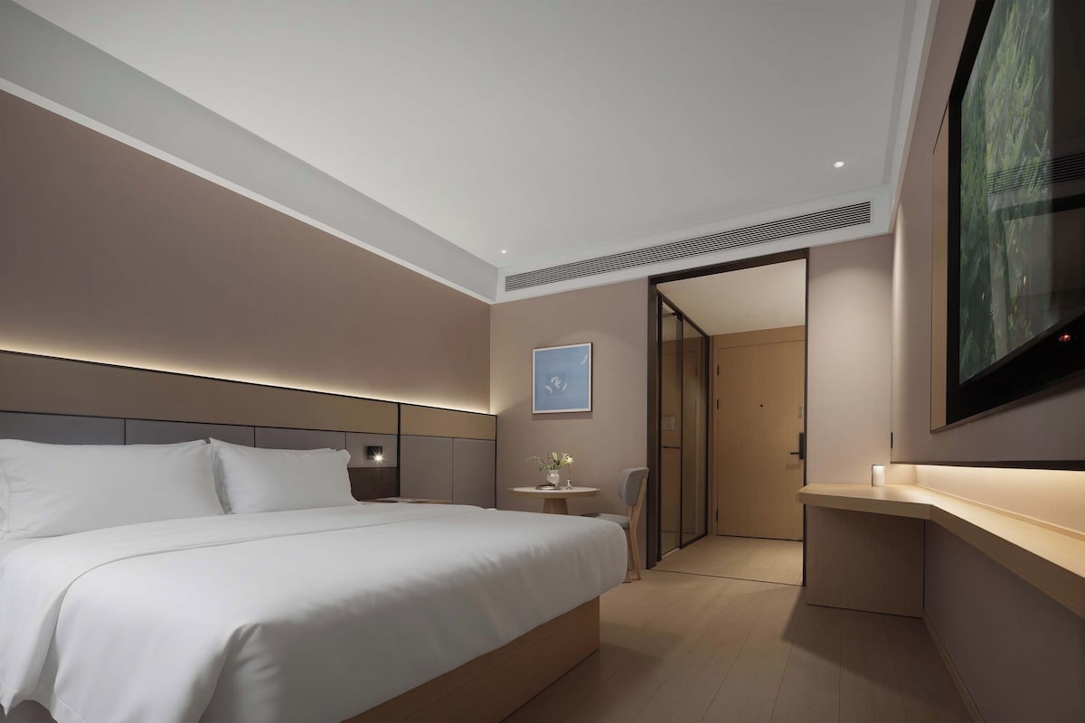 Habitación City doble, vistas a la ciudad | Escritorio, espacio para trabajar con un portátil, cortinas opacas