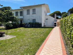 A residential building with a paved pathway leading to the entrance. - Serenity accommodation by the sea (Bibione)