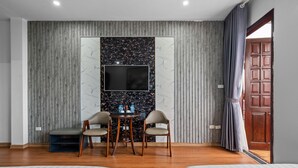 Blackout drapes, iron/ironing board (on request), WiFi (free) - clover hotel (o cho dua)
