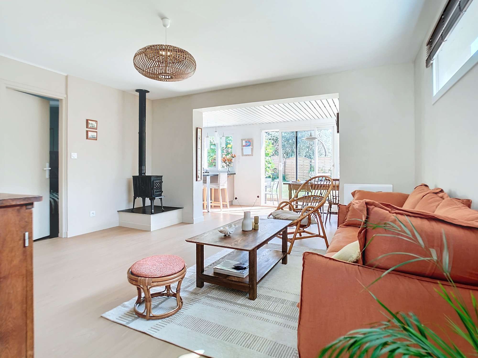 Ein geräumiges Wohnzimmer mit einer Couch, einem Esstisch und einem Kamin.