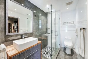 Bathroom - Updated 2 Bedroom Condo in Gated Bonita Springs — 10 Min to Beach (Bonita Springs)