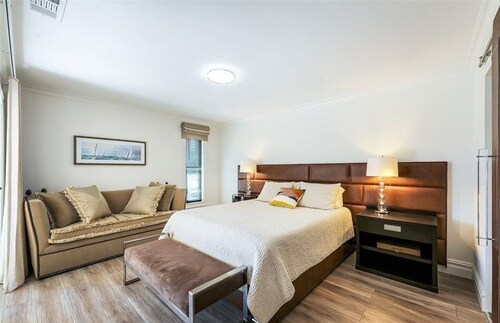 Updated 2 Bedroom Condo in Gated Bonita Springs — 10 Min to Beach