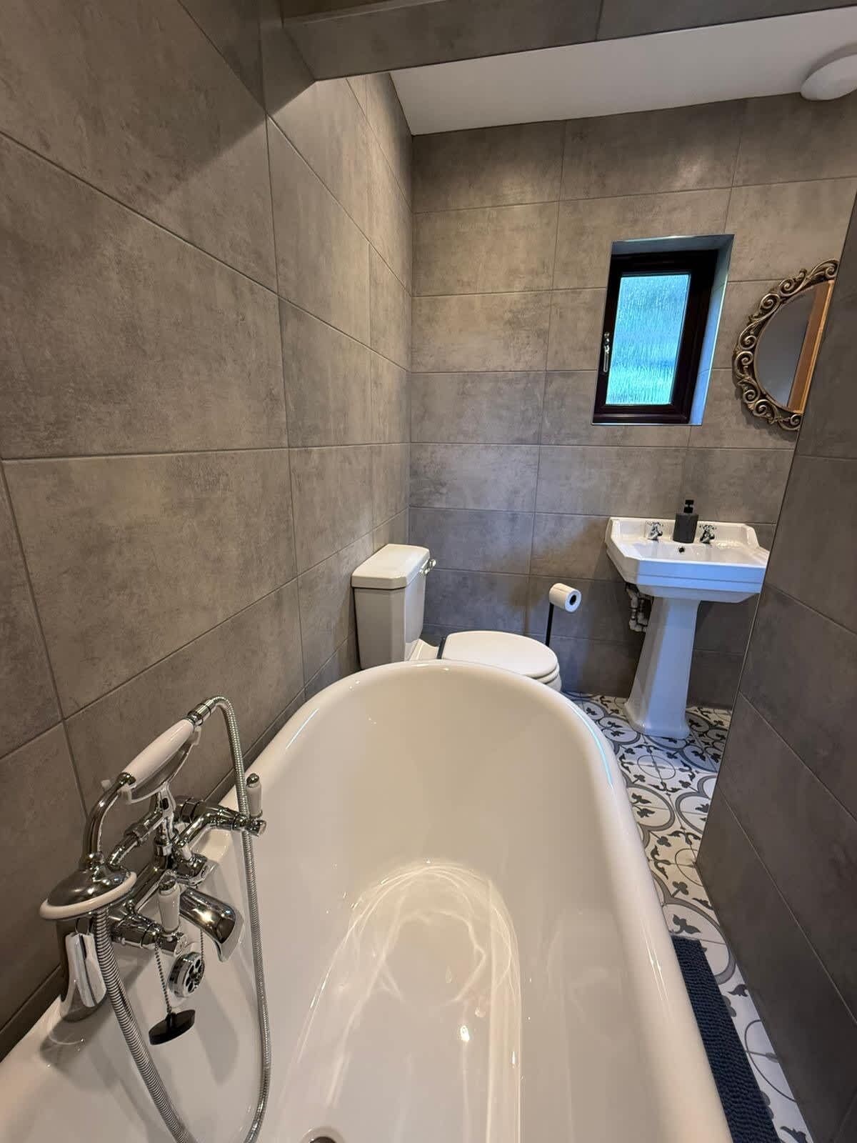 Une salle de bain avec une baignoire, des toilettes et un lavabo.