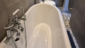 A bathroom with a bathtub, toilet, and sink. - Stone Cottage, Glencoe, Pet friendly (Glencoe)