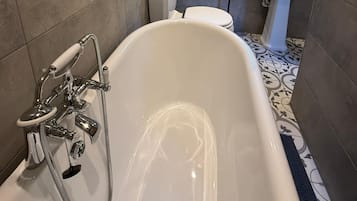 Une salle de bain avec une baignoire, des toilettes et un lavabo.