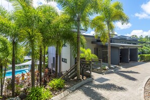 Unclassified image, 3 of 34, button - Pinnacle 7 & Buggy- Hamilton Island (Hamilton Island)