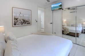 Unclassified image, 4 of 34, button - Pinnacle 7 & Buggy- Hamilton Island (Hamilton Island)