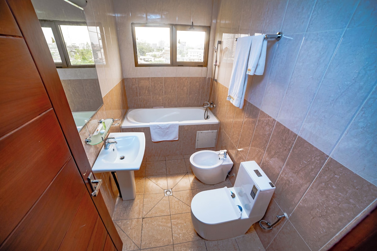 Bañera con ducha, artículos de tocador gratuitos, secador de pelo