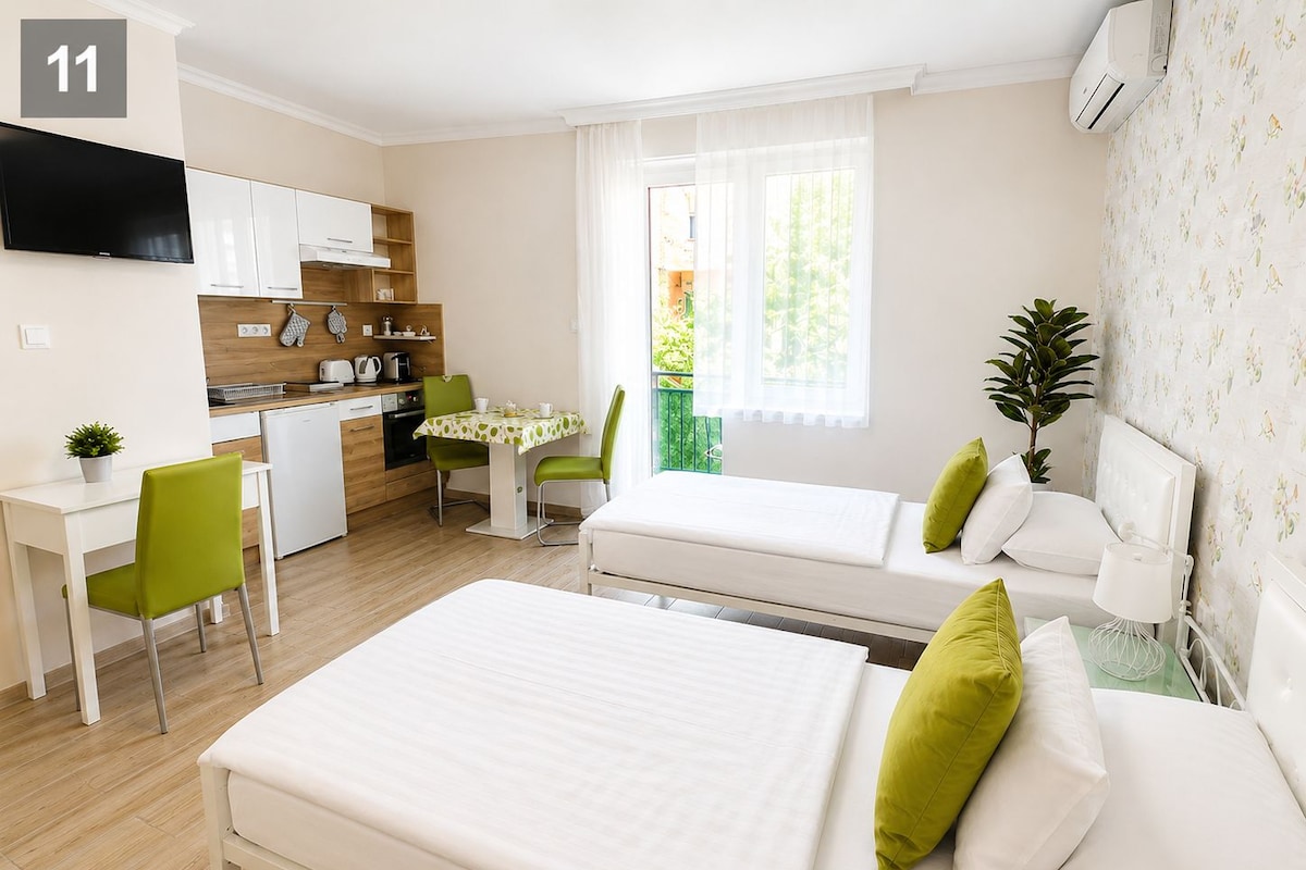 Classic Triple Room, City View