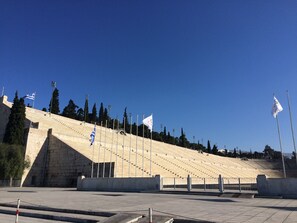 Ein Stadion mit Sitzreihen und mehreren Flaggen.