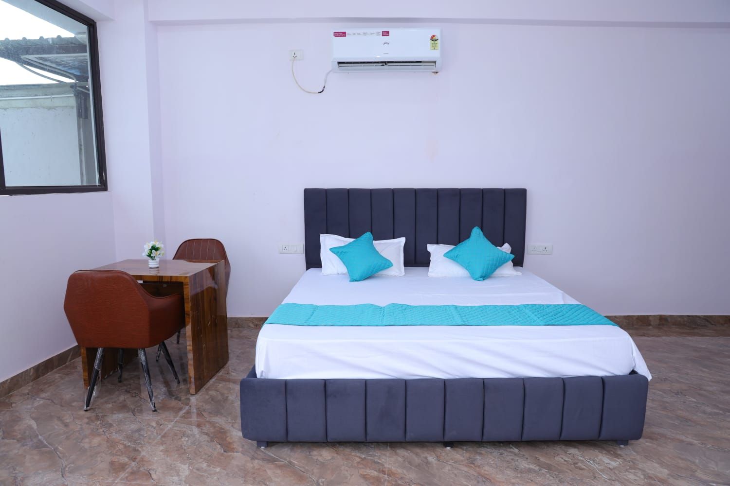 Una habitación de hotel con cama, escritorio y silla.
